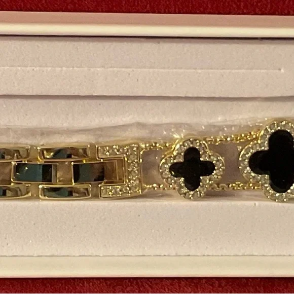 Gold and Black Clover Smartwatch Bracelet Watch Band - Picture 11 of 14